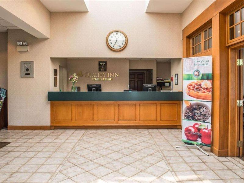 Quality Inn Pittsburgh Airport Oakdale Bagian luar foto