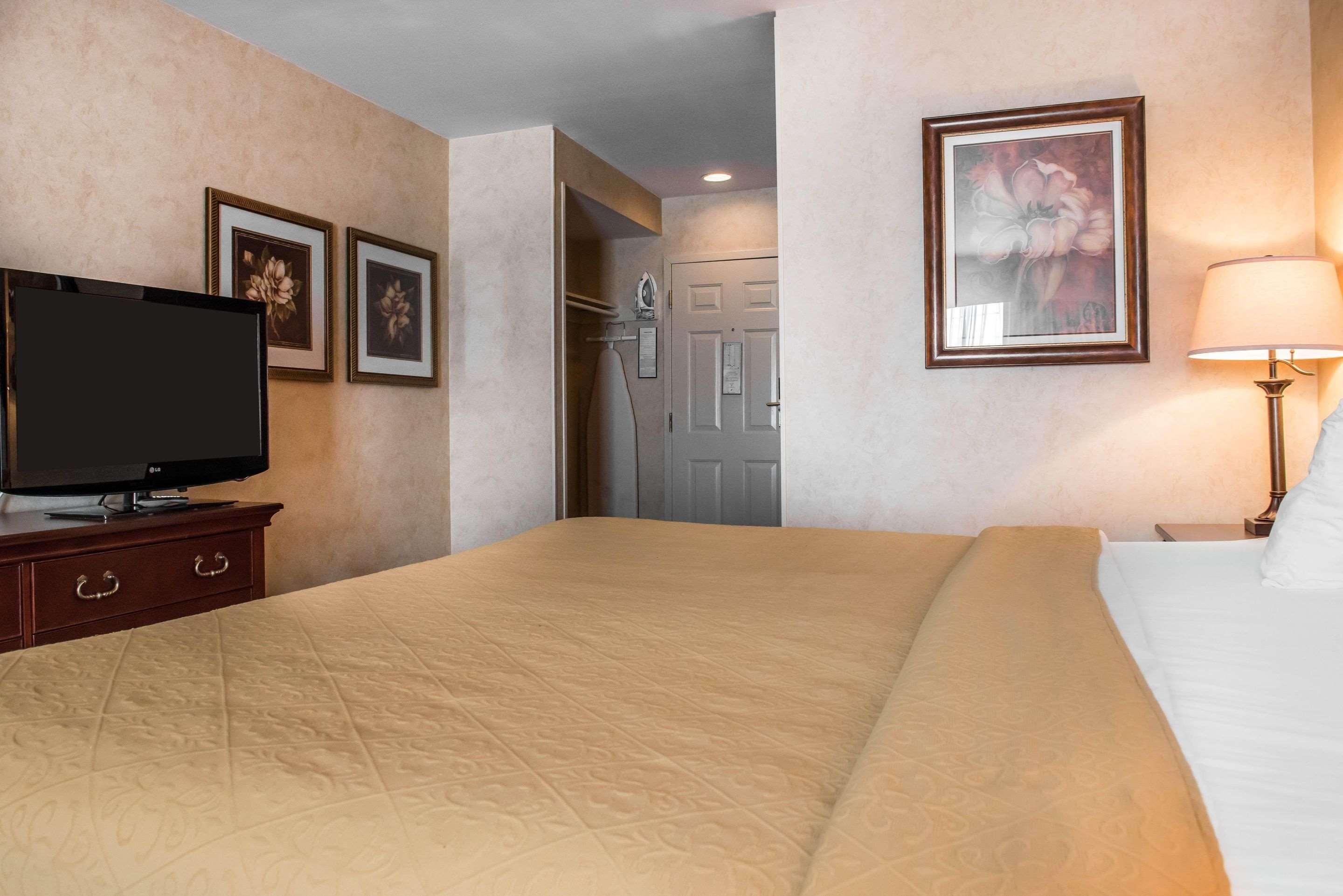 Quality Inn Pittsburgh Airport Oakdale Bagian luar foto