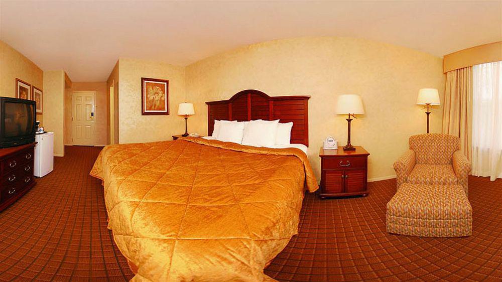 Quality Inn Pittsburgh Airport Oakdale Bagian luar foto