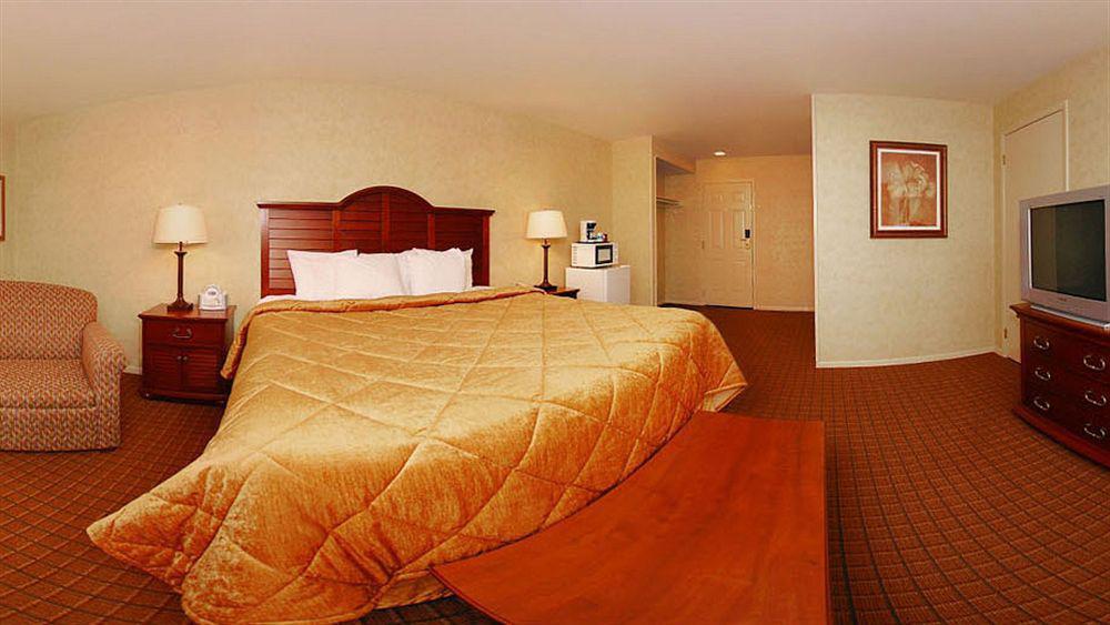 Quality Inn Pittsburgh Airport Oakdale Bagian luar foto